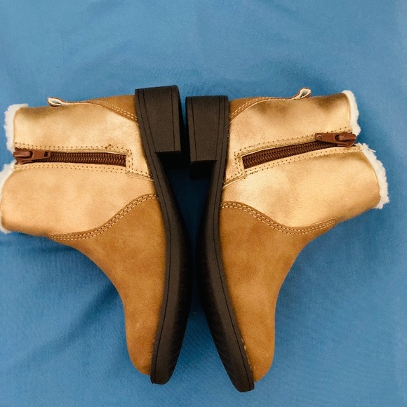 OshKosh ‘B’gosh  - Unisex Suede Boots. Size 10. Never worn. - Picture 3 of 5